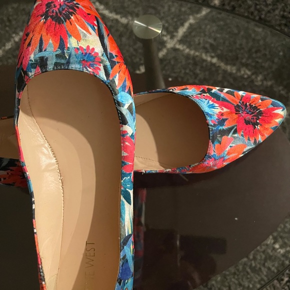 Nine West Flower Detail Flat. - Picture 3 of 6